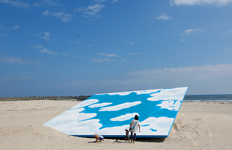 イリヤ＆エミリア・カバコフ Ilya & Emilia KABAKOV  《落ちてきた空》1995/2016KENPOKU ART 2016 茨城県北芸術祭